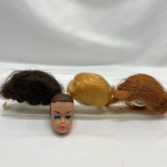 VINTAGE 1958 BARBIE MOLDED HAIR HEAD W/ BLOND, RED HEAD, BRUNETTE WIGS, ORIGINAL - Picture 6 of 6